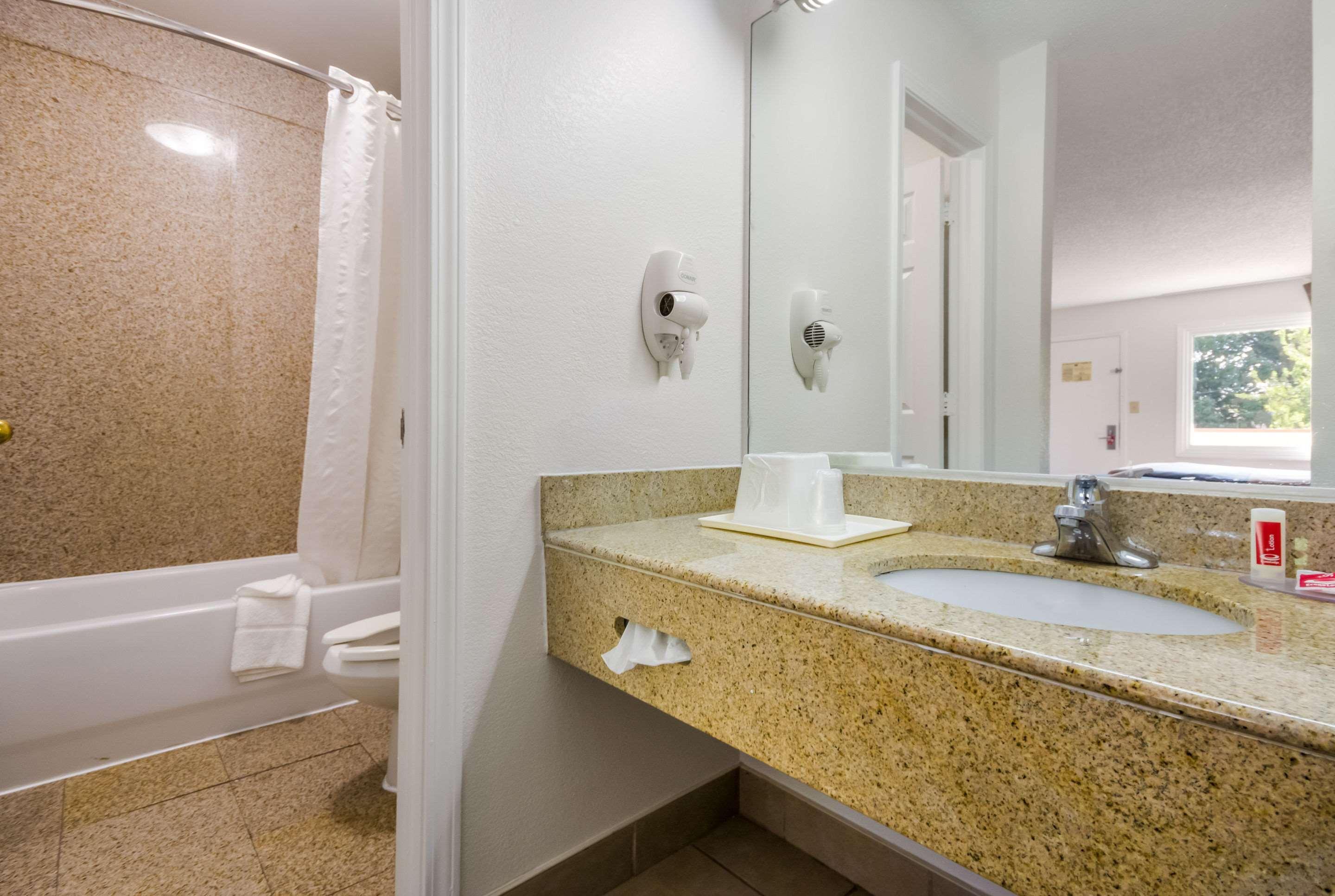 Econo Lodge Little Creek Norfolk Bagian luar foto